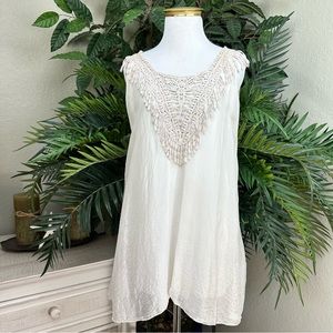DETAILS - M Cream Colored Sleeveless Silky Layered Fringe Top